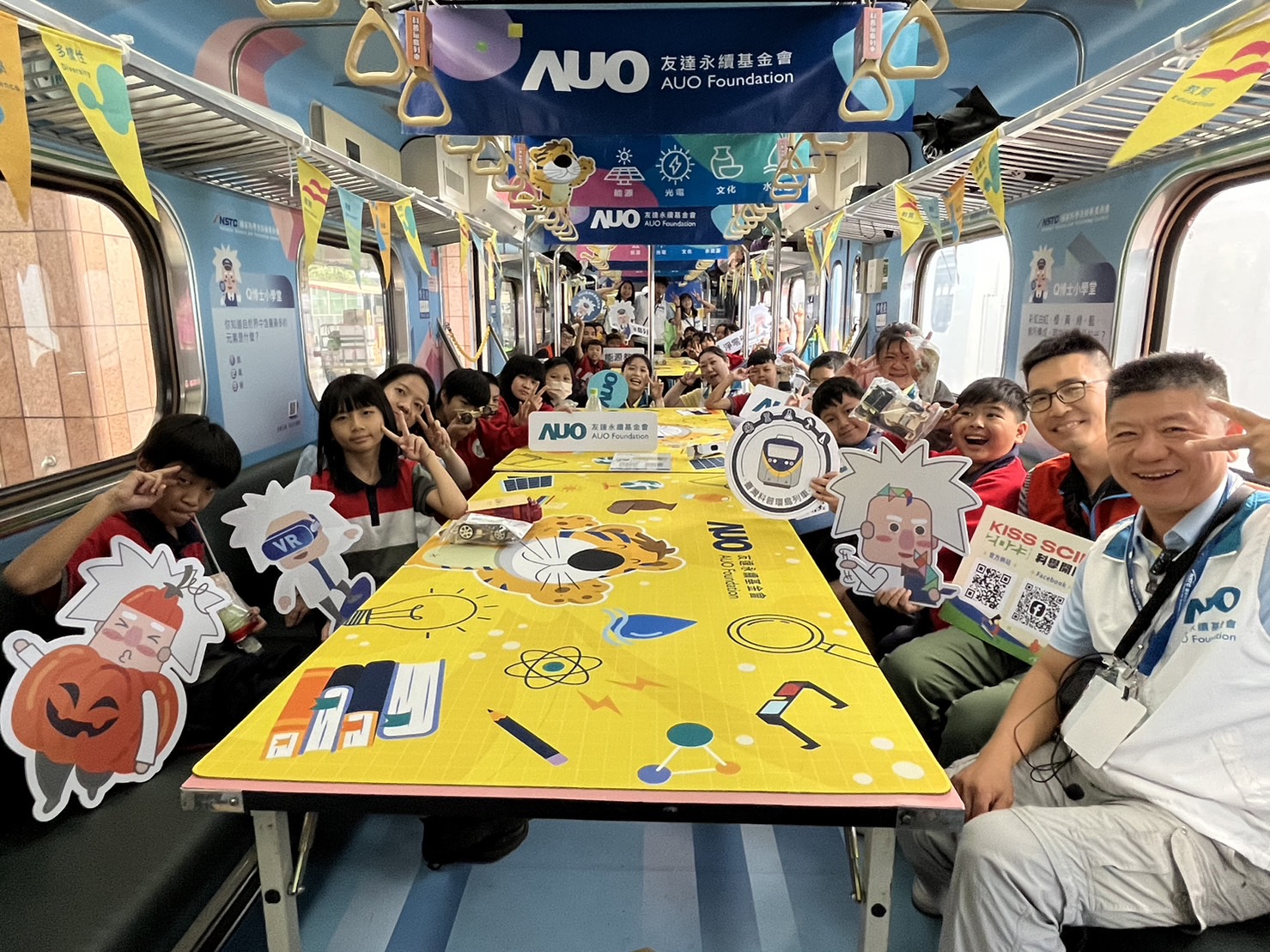 彩虹多多永續基金會參與「臺灣科普環島列車」，設計基礎科學車廂課程，以「淨零碳排和永續能源」為主題，讓學生透過創意實驗認識淨零知識，以及思考生活中的減碳行為