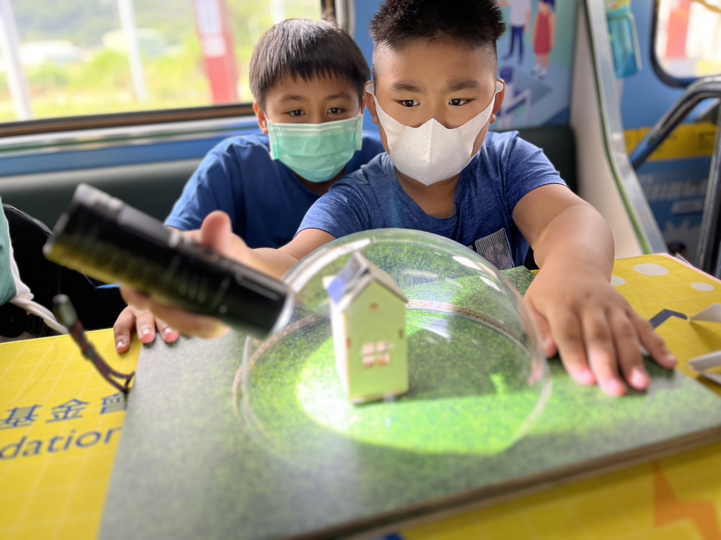 彩虹多多參與基礎科學主題車廂，以STEAM教學精神，設計「逐日科學家」、「太陽能工程師」以及「淨零建築師」三大能源科普課程和實驗